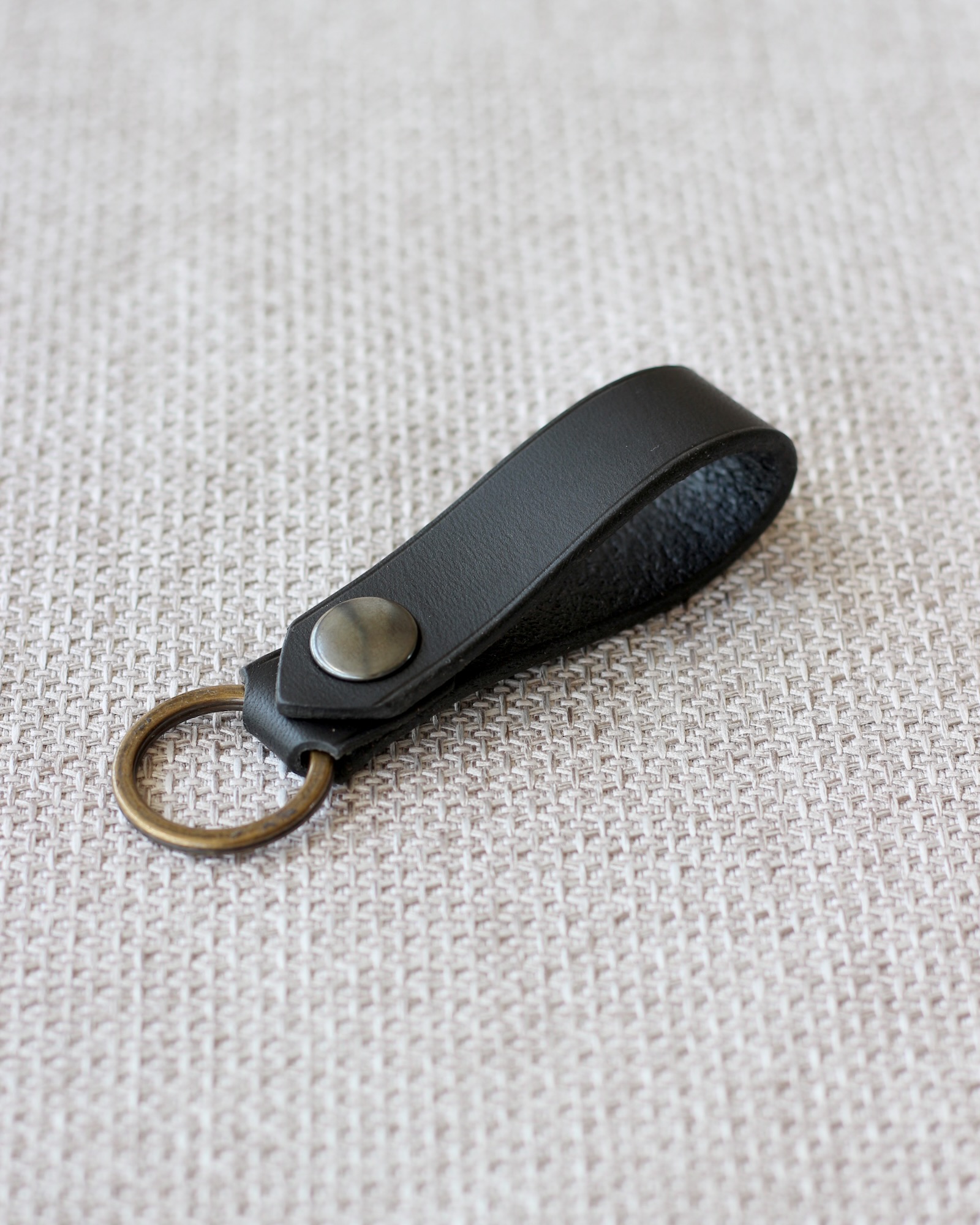 porte-cle-cuir-noir-artisanal Porte-clé en cuir noir sobre et élégant