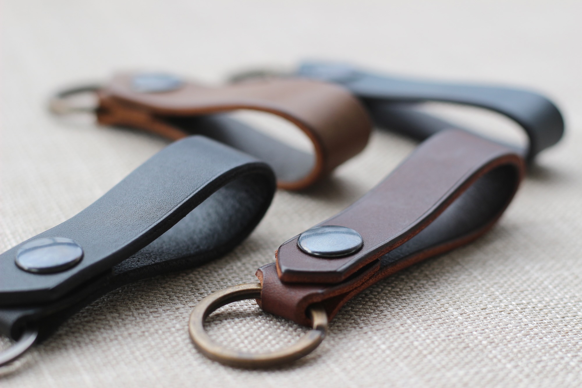 porte-cle-cuir-noir-et-marron-artisanal Porte-clé en cuir véritable avec finitions haut de gamme