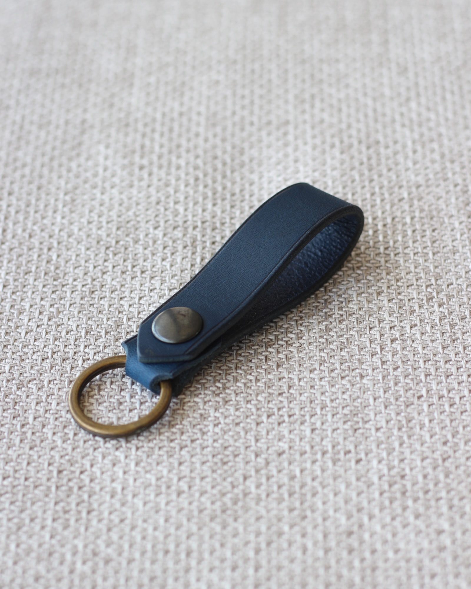 porte-cle-cuir-vachette-bleu Porte-clé fait main bleu marine en cuir de vachette