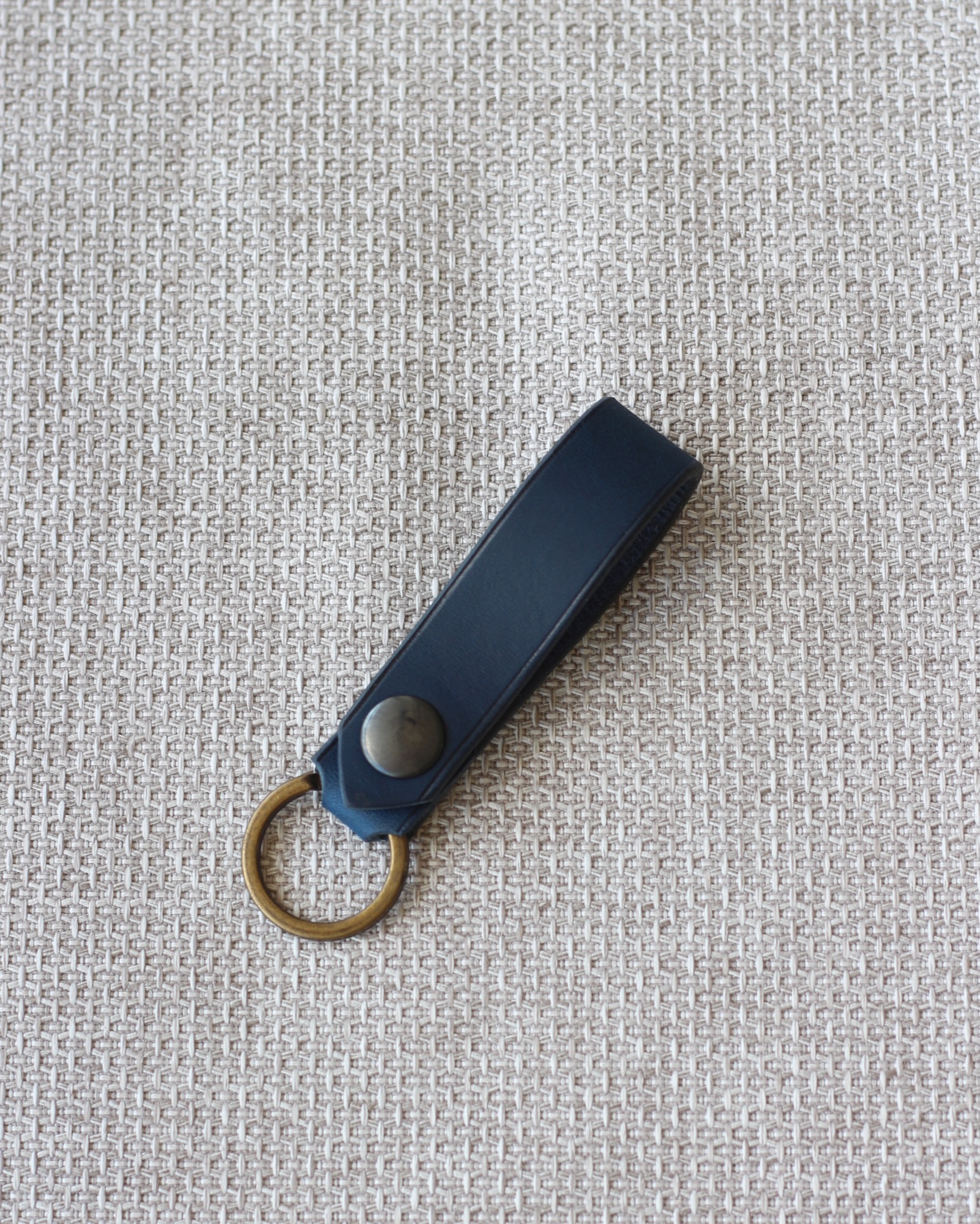 porte-cle-luxe-bleu Porte-clé en cuir de vachette finitions artisanales luxe bleu marine