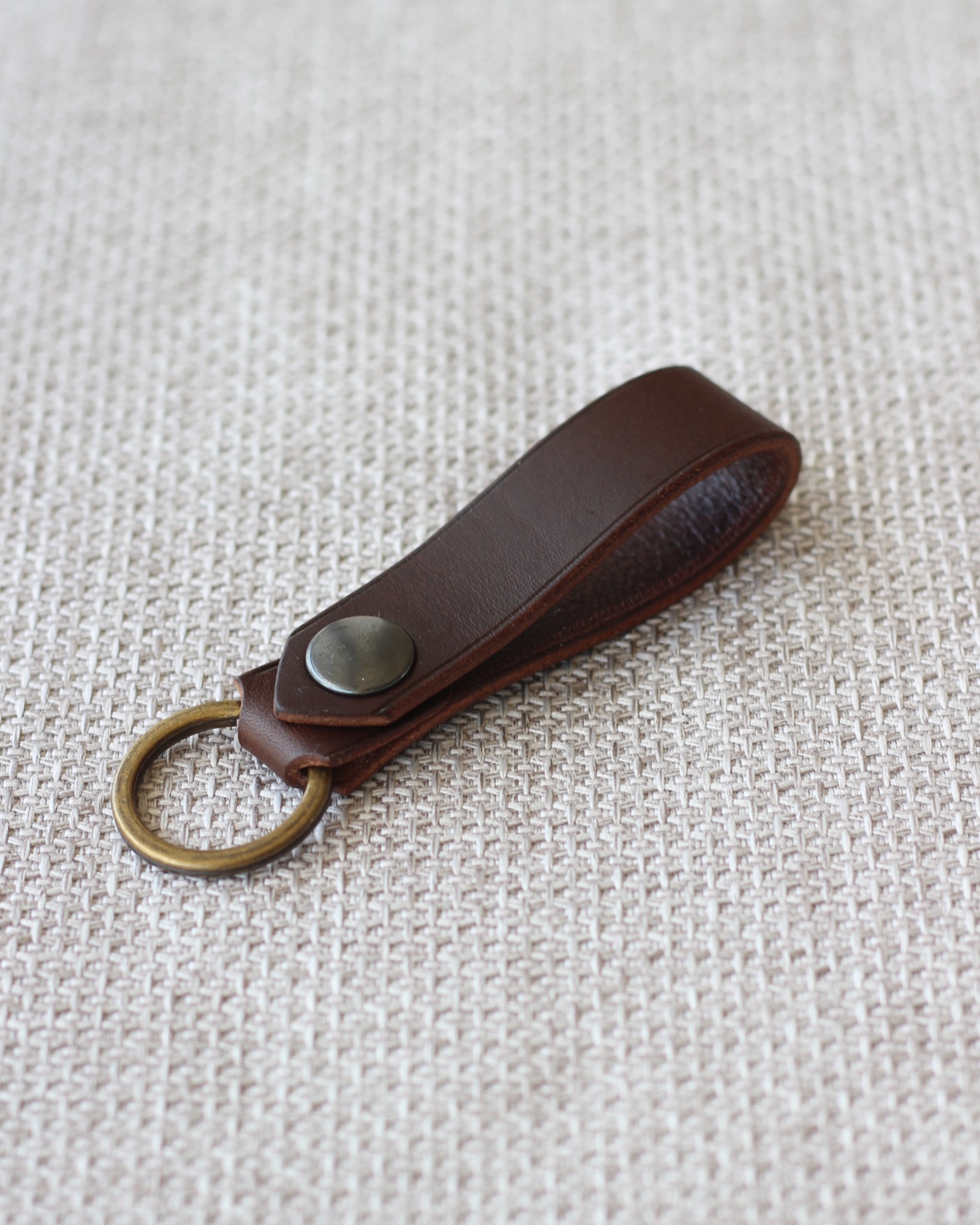 porte-cle-passant-cuir-chocolat Porte-clés artisanal en cuir marron foncé