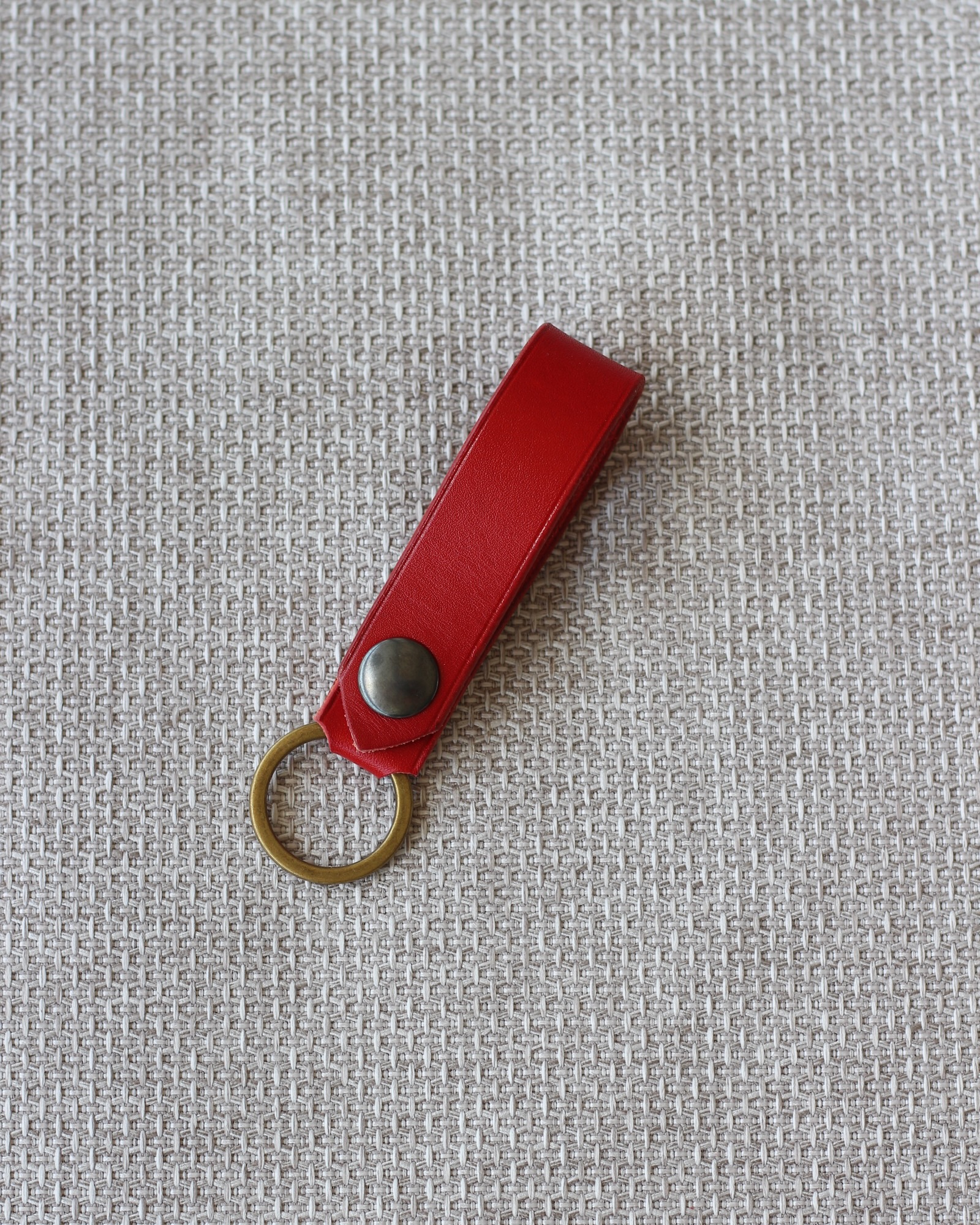 porte-cle-passant-rouge-cuir Porte-clés en cuir de vachette rouge à passer à la ceinture