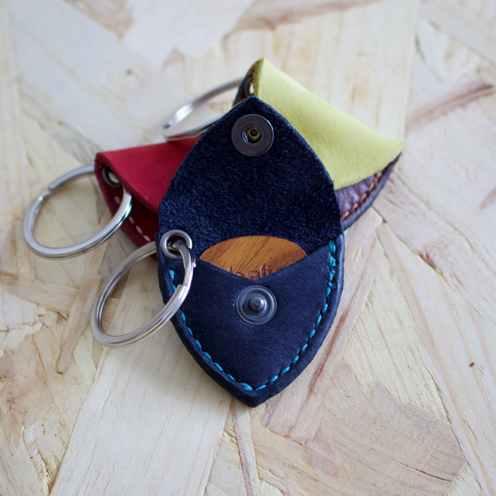 porte-mediator-cuir-fait-main Porte médiator en cuir fait main au style minimaliste et coloré