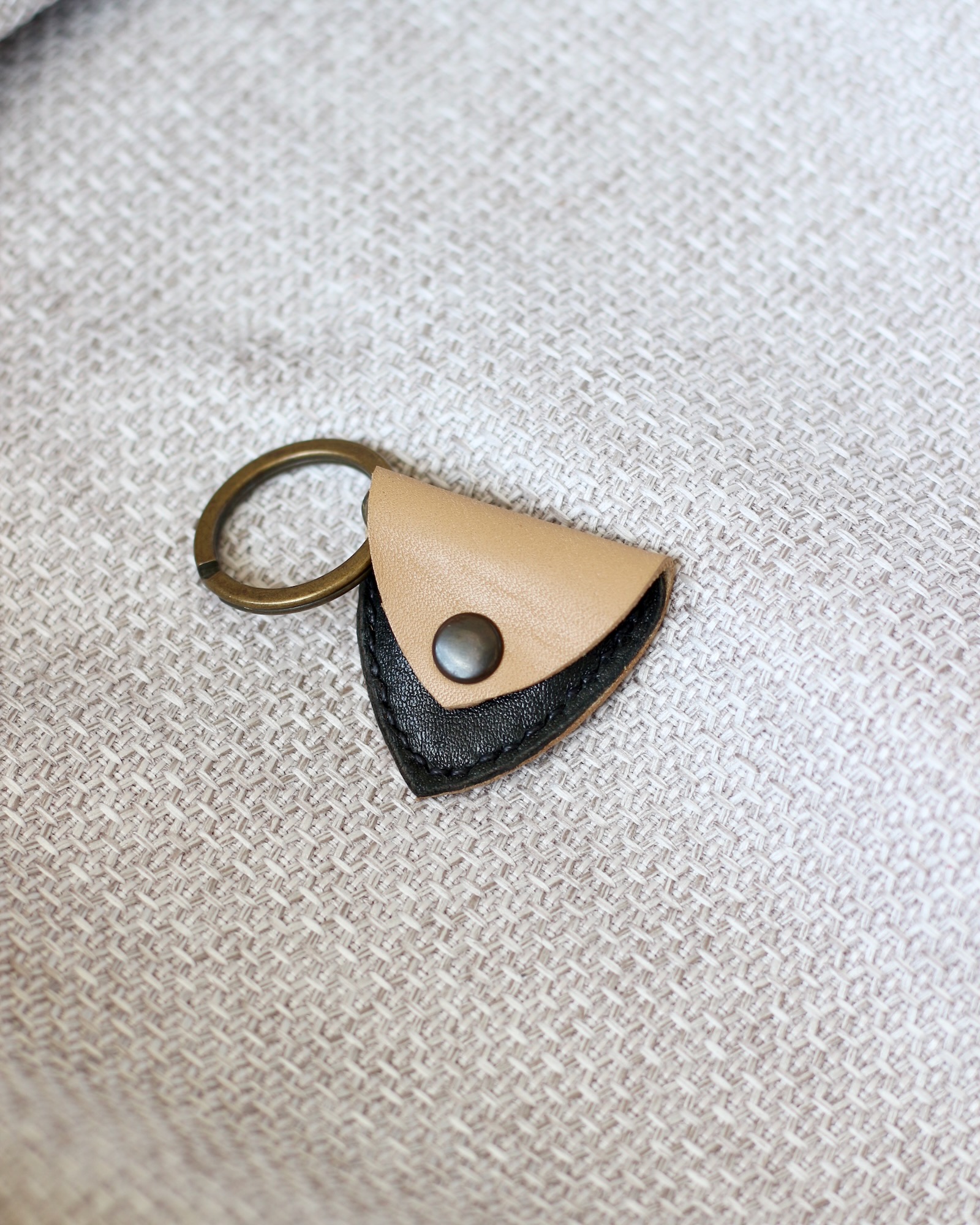 porte-mediator-cuir-pochette Petite pochette en cuir pour ranger des médiators de guitare