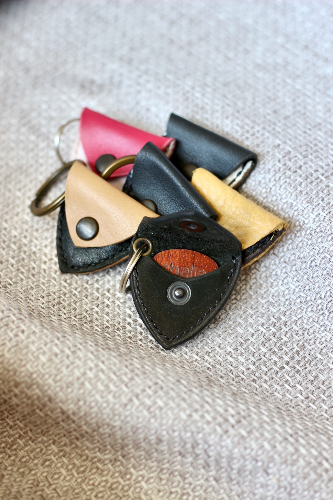porte-mediator-cuir-premium Étui à médiator en cuir premium fabriqué artisanalement avec finition soignée