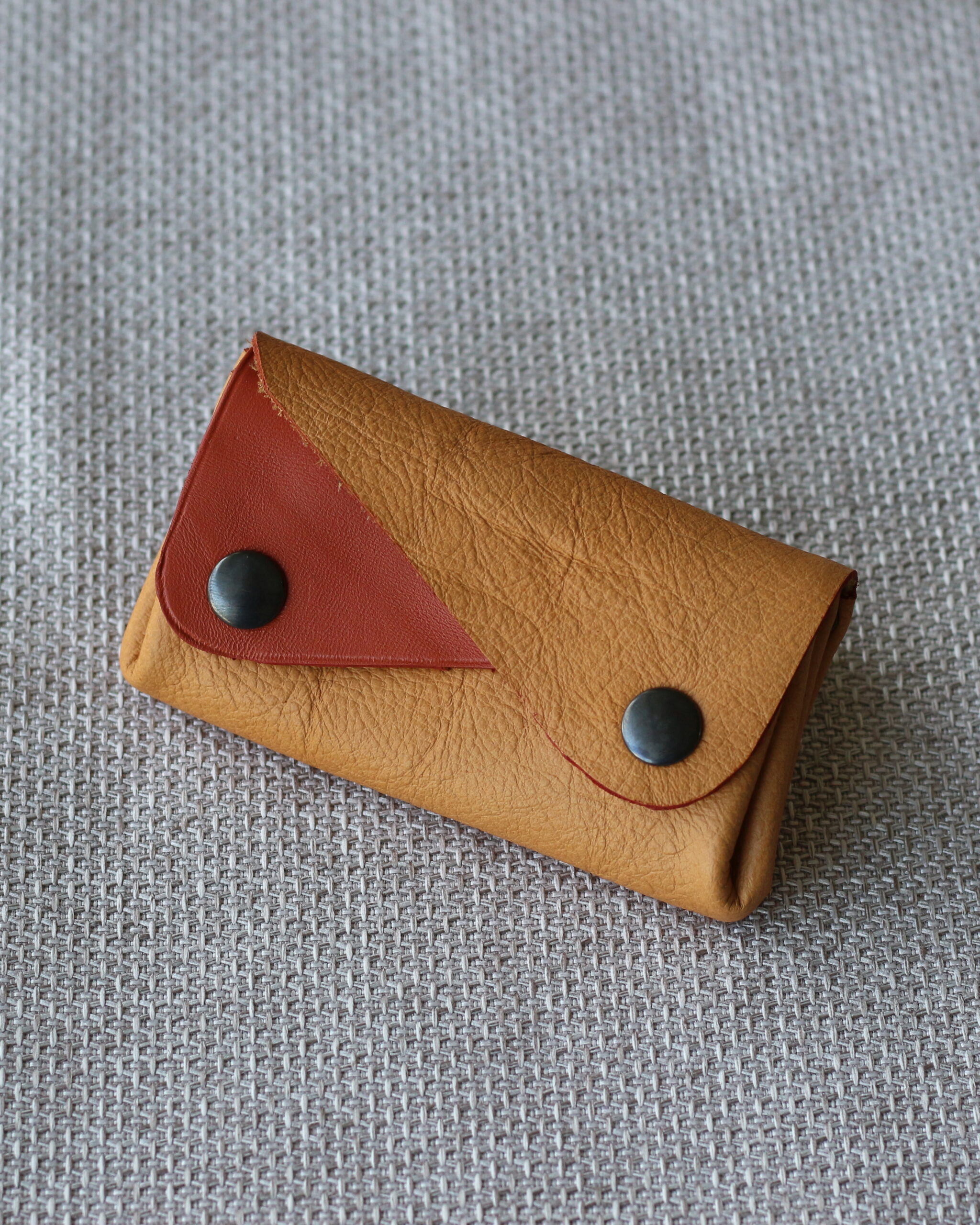 porte-monnaie-cuir-compact-elegant Porte-monnaie compact en cuir élégant et pratique au quotidien