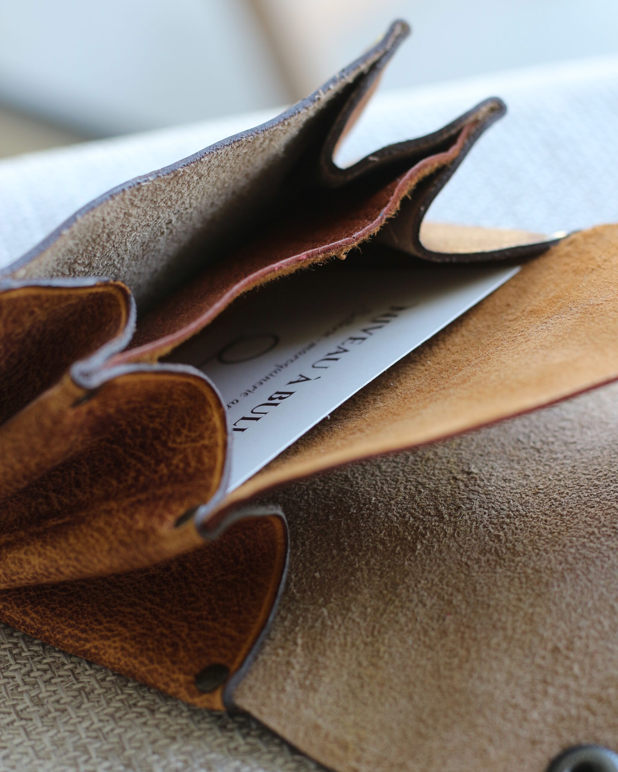 porte-monnaie-cuir-marron-naturel Porte-monnaie en cuir marron naturel au design artisanal