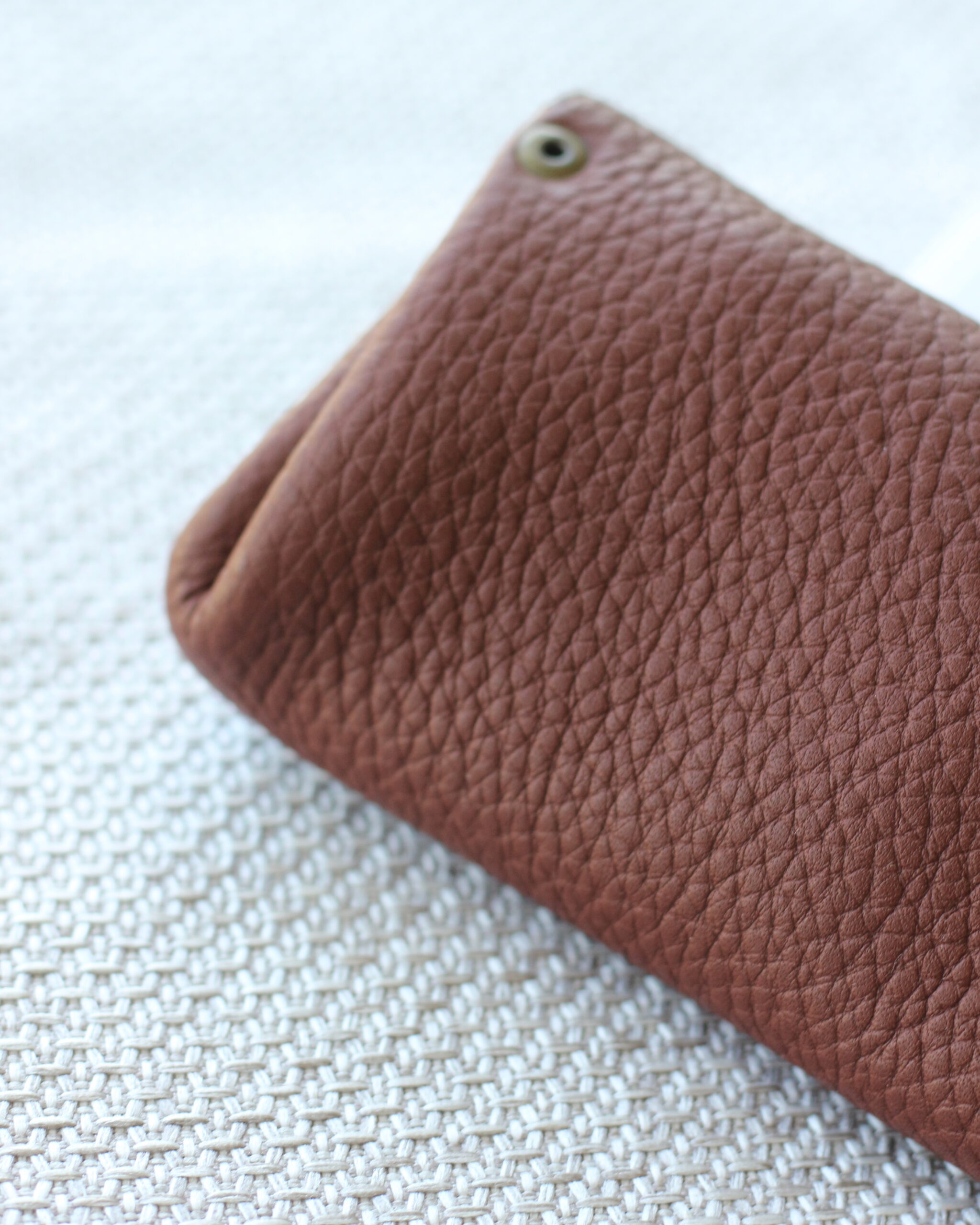 porte-monnaie-cuir-vintage-soufflets Porte-monnaie à soufflets en cuir vintage marron avec boutons pression