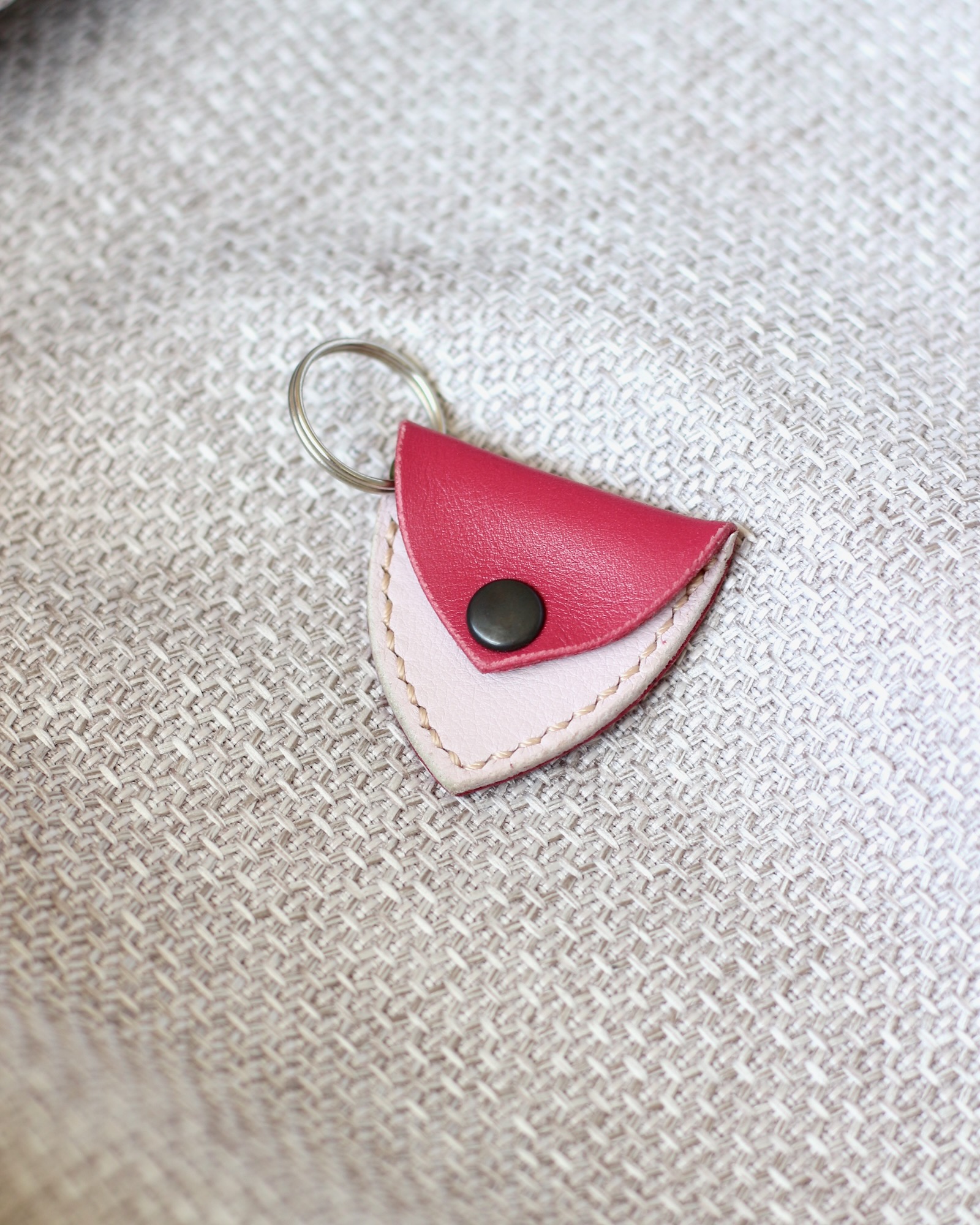 porte-pick-cuir-artisan-francais Porte médiator en cuir fabriqué en France avec couture manuelle sellier
