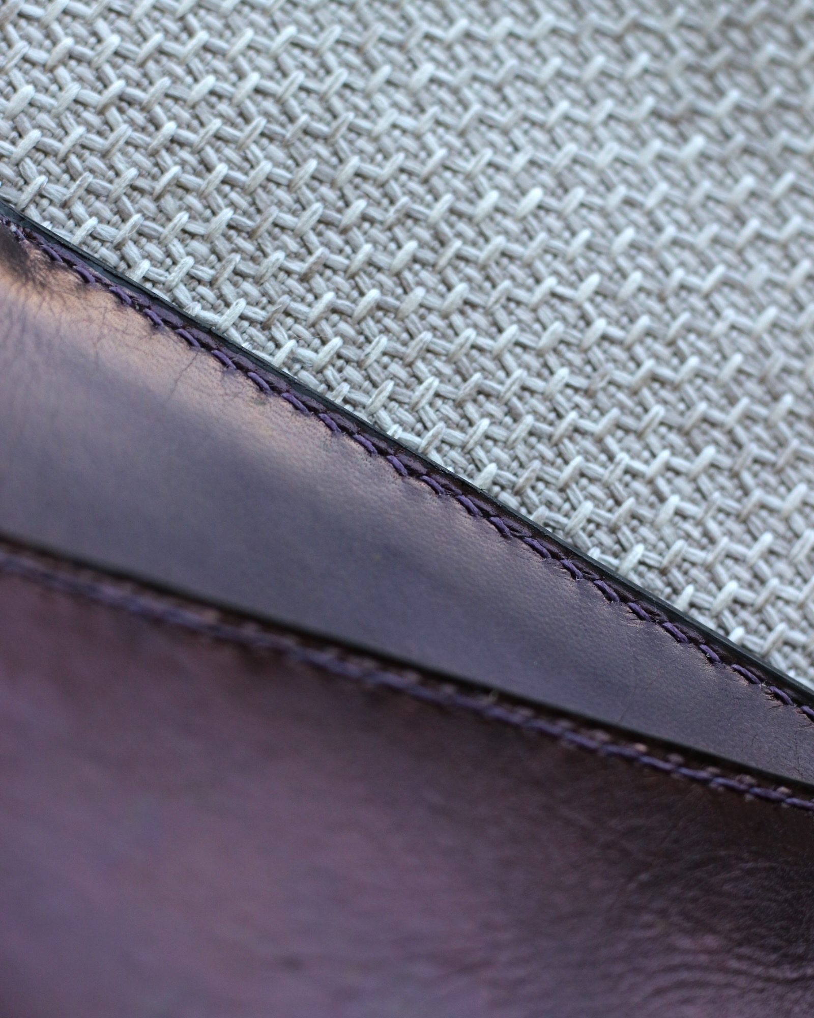 portefeuille-cuir-haut-de-gamme-artisanal Détail des coutures du portefeuille en cuir fait main