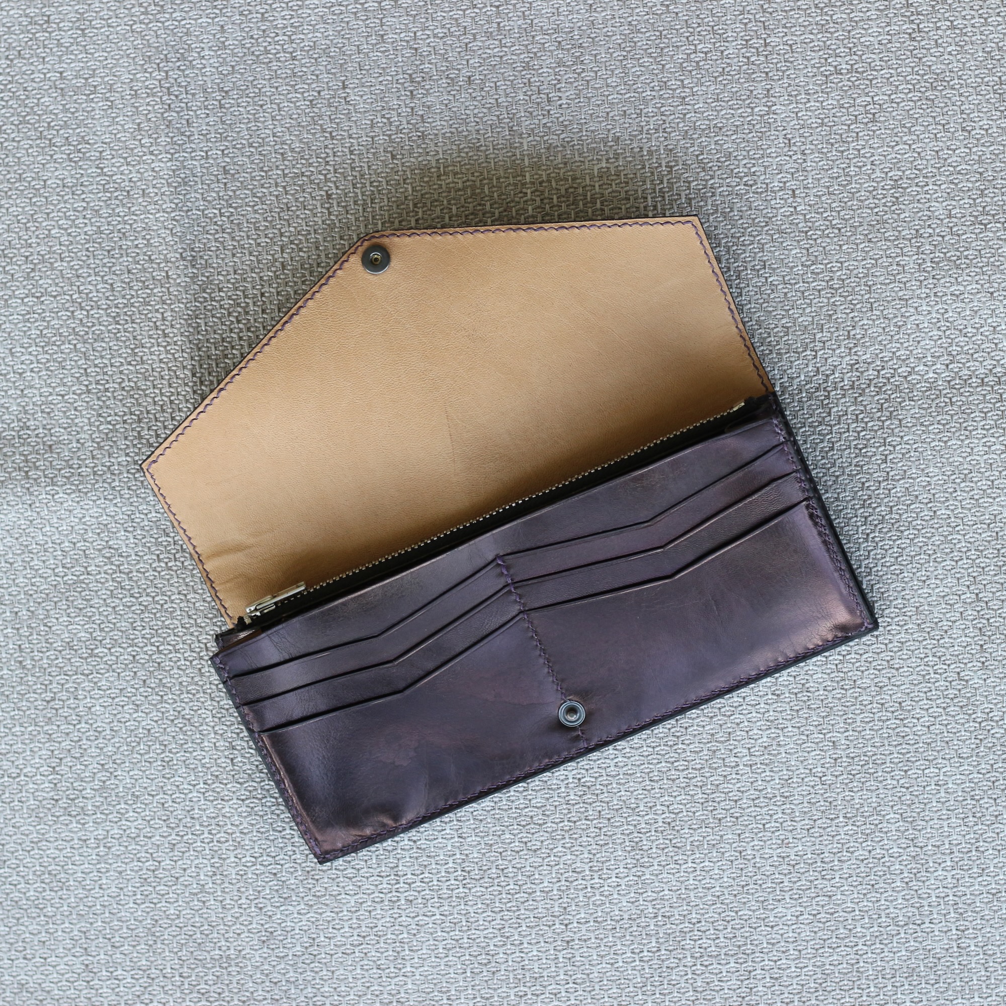 portefeuille-femme-cuir-fait-main-france Vue ouverte du portefeuille long horizontal en cuir artisanal