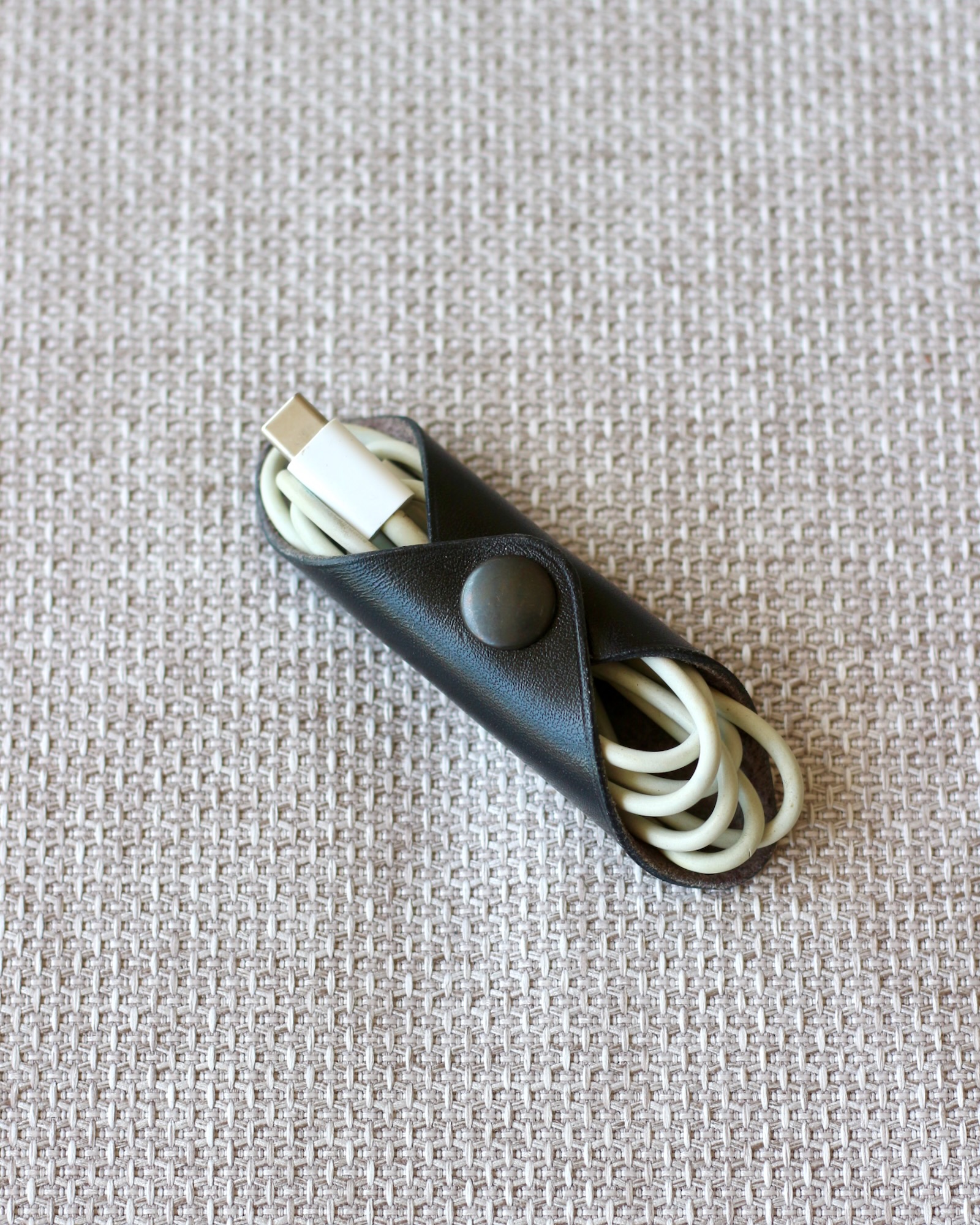 range-cable-cuir-accessoire-tech Accessoire en cuir pour organisation des câbles et accessoires tech