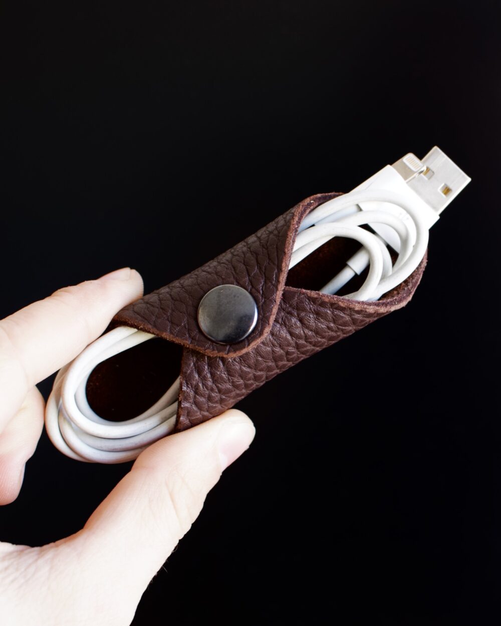 Range-câble en cuir artisanal fait main pour organiser un câble de charge