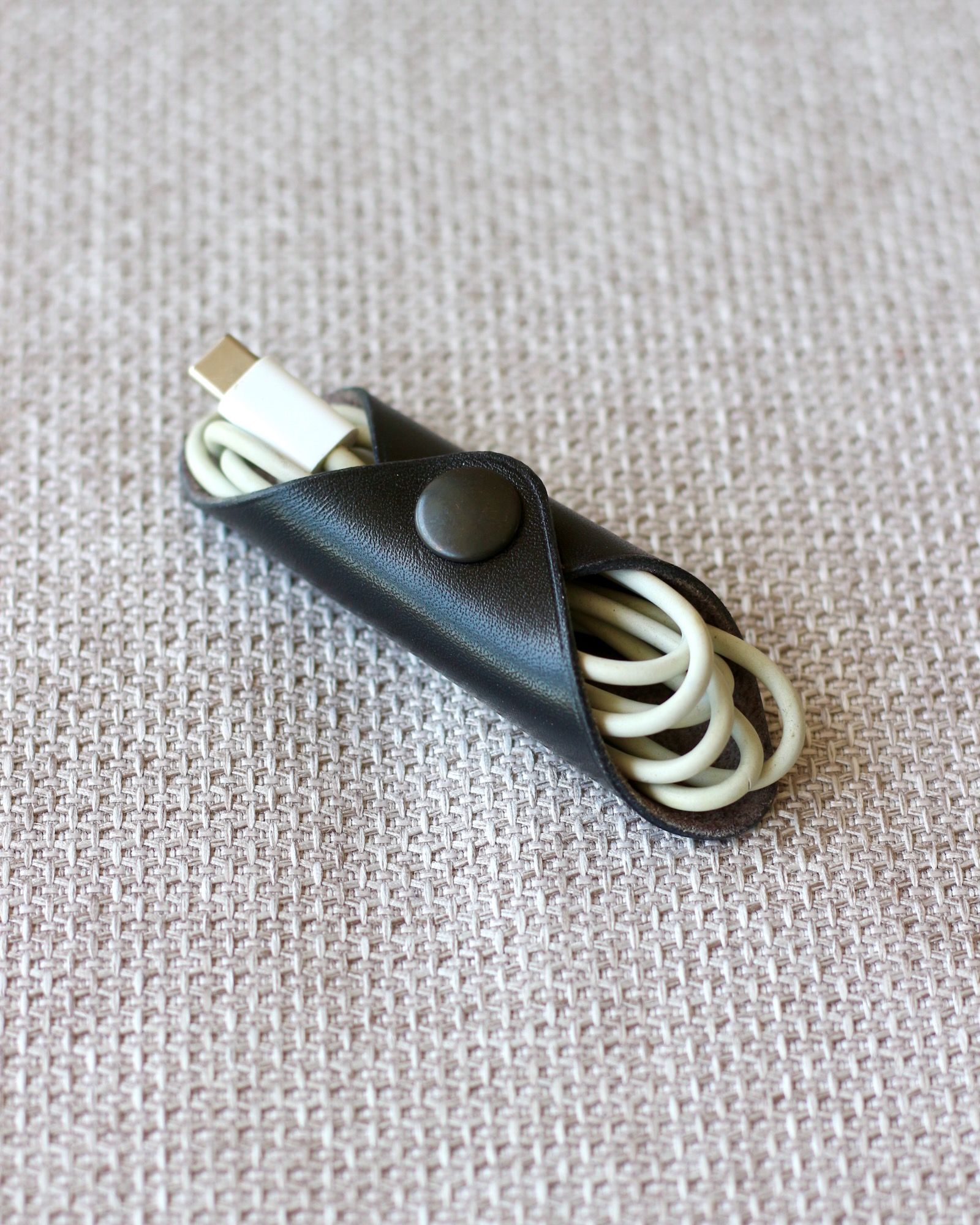 range-cable-cuir-fait-main-premium Range-câble en cuir premium fabriqué à la main avec finitions artisanales