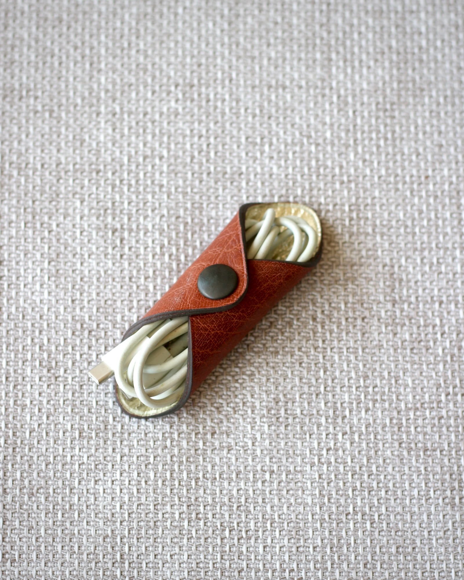 range-cable-cuir-maroquinerie-francaise Range-câble en cuir issu de la maroquinerie artisanale française
