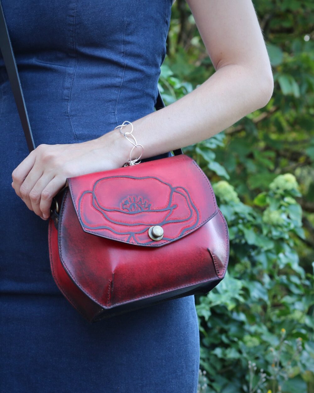 Sac bandoulière en cuir artisanal rouge avec motif coquelicot embossé
