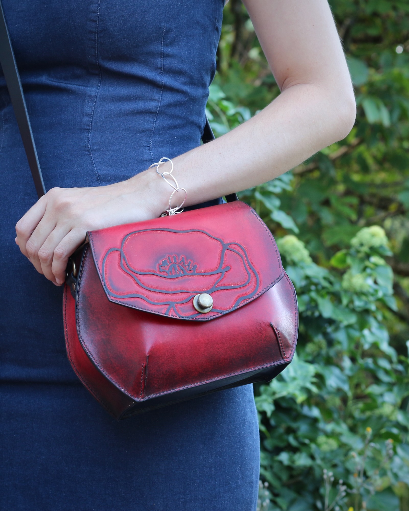 sac-bandouliere-cuir-coquelicot-artisanal Sac bandoulière en cuir artisanal rouge avec motif coquelicot embossé