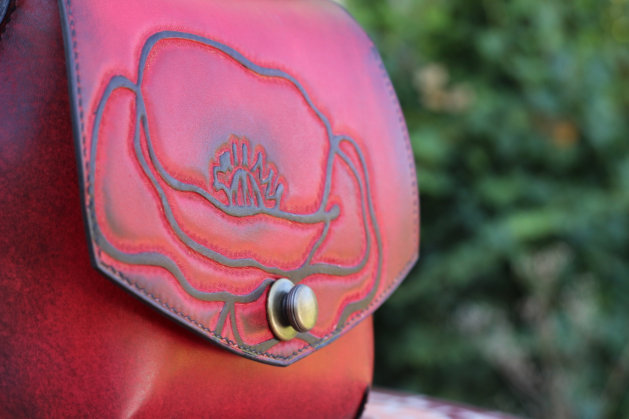 sac-bandouliere-cuir-rouge-fabrication-francaise Sac bandoulière rouge en cuir fabriqué artisanalement en France