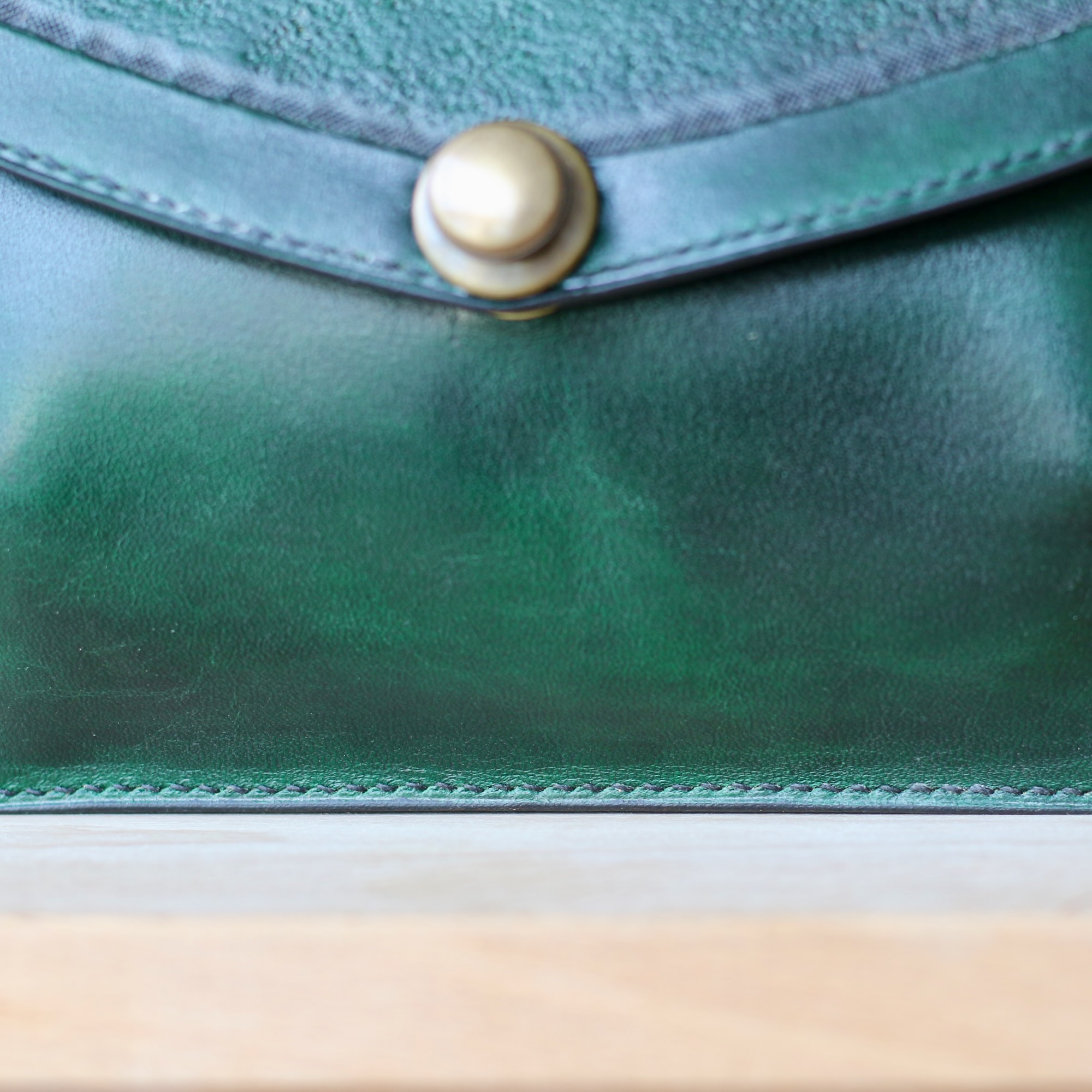 sac-bandouliere-cuir-vachette-vert Sac bandoulière en cuir véritable vert avec fermeture à ressort en laiton Loxx