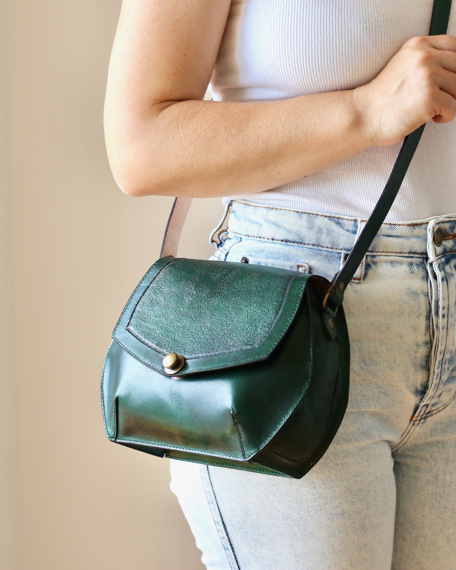 sac-bandouliere-cuir-vert-artisanal Sac bandoulière en cuir vert fabriqué artisanalement à la main