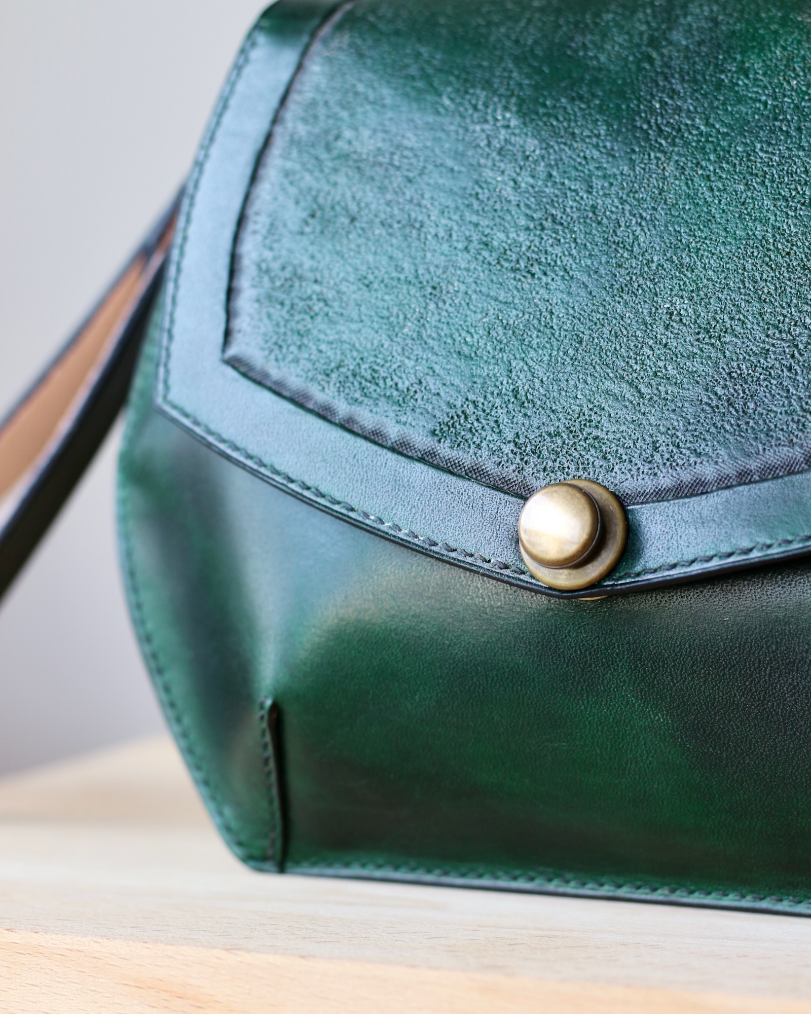 sac-cuir-artisanal-format-compact Sac en cuir artisanal compact pour un usage quotidien