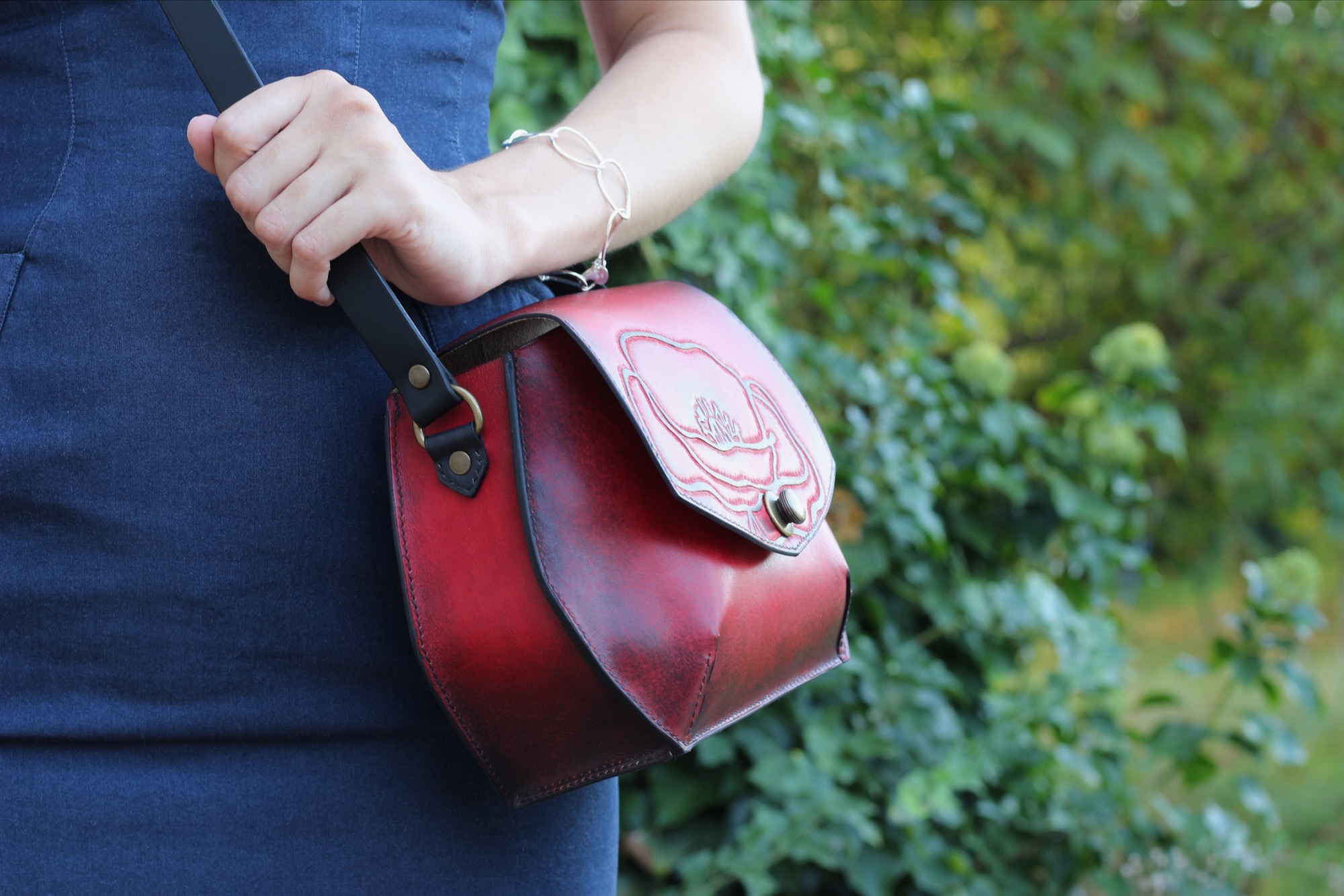 sac-cuir-femme-fait-main-coquelicot Sac à main en cuir fait main décoré d'un motif fleur de coquelicot