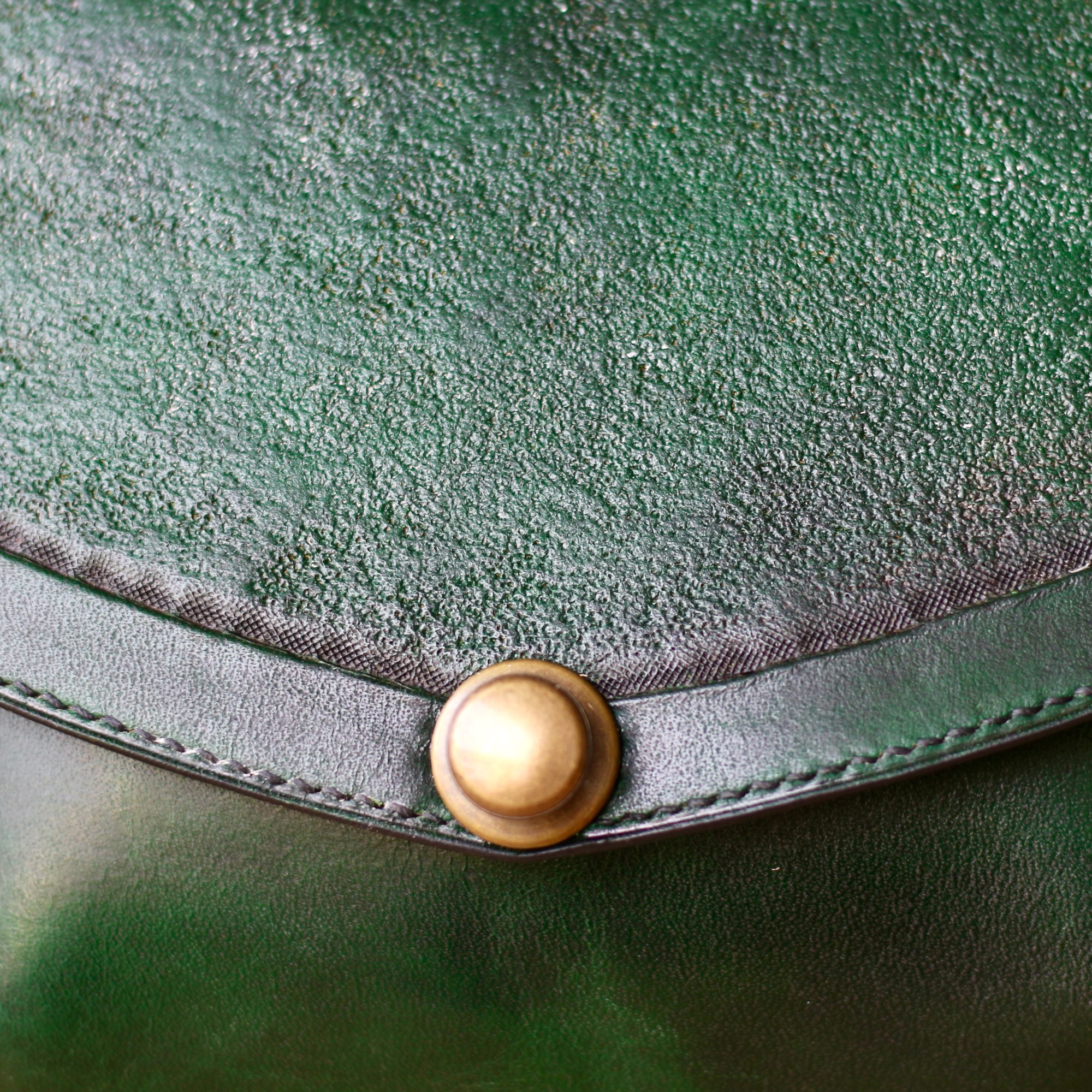 sac-cuir-femme-vert-sapin Sac à main en cuir vert sapin avec finitions artisanales