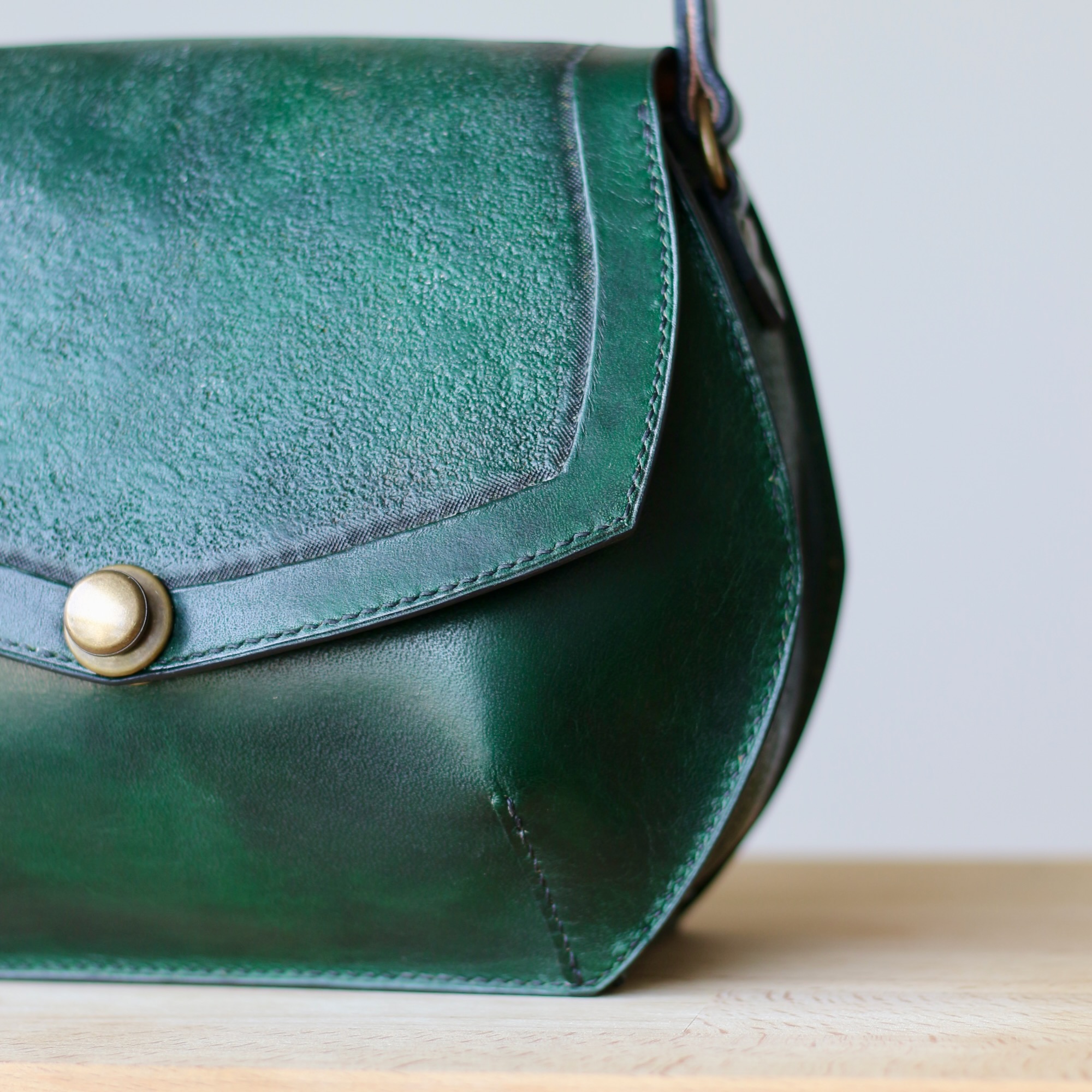 sac-cuir-vert-minimaliste Sac en cuir vert au design minimaliste et élégant