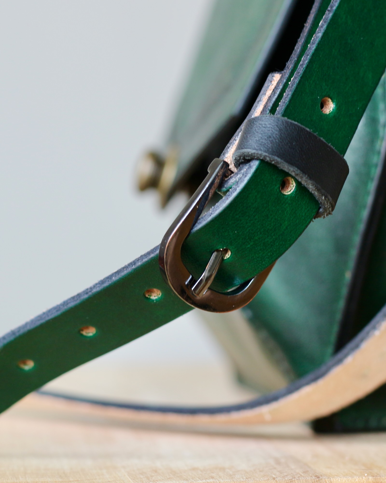 sac-cuir-vert-style-intemporel Sac en cuir vert au style intemporel et aux lignes épurées