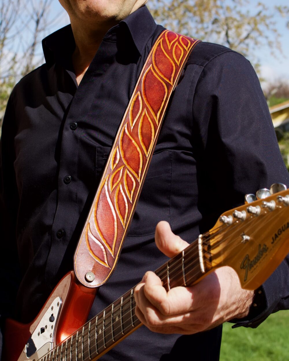 Sangle de guitare en cuir artisanal avec motif feuilles sculpté à la main